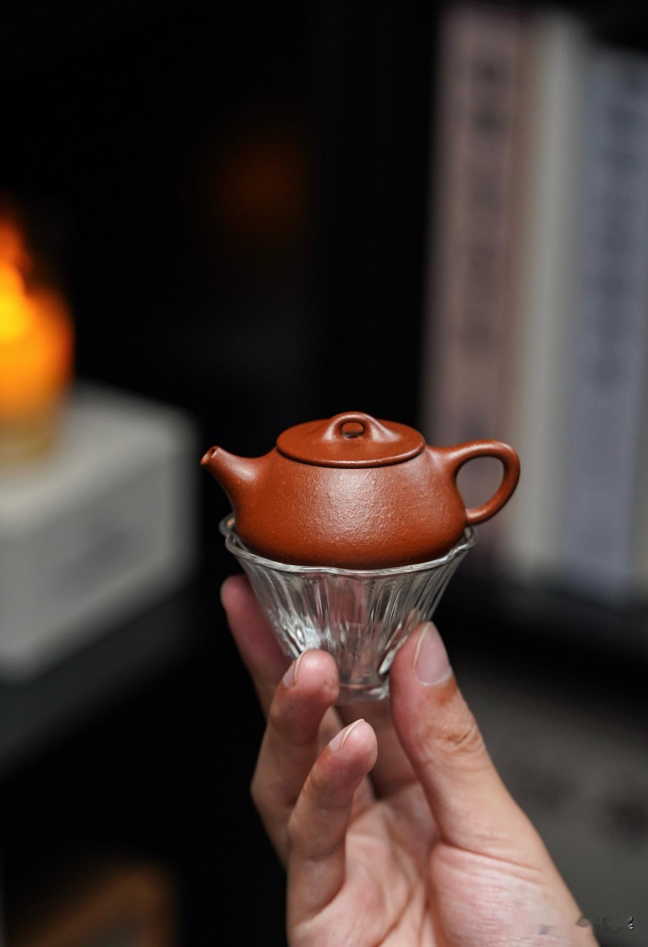 紫砂壶“吐黑”的原因其实，理论上说，只要是紫砂壶，就一定会“吐黑”，只是因为茶