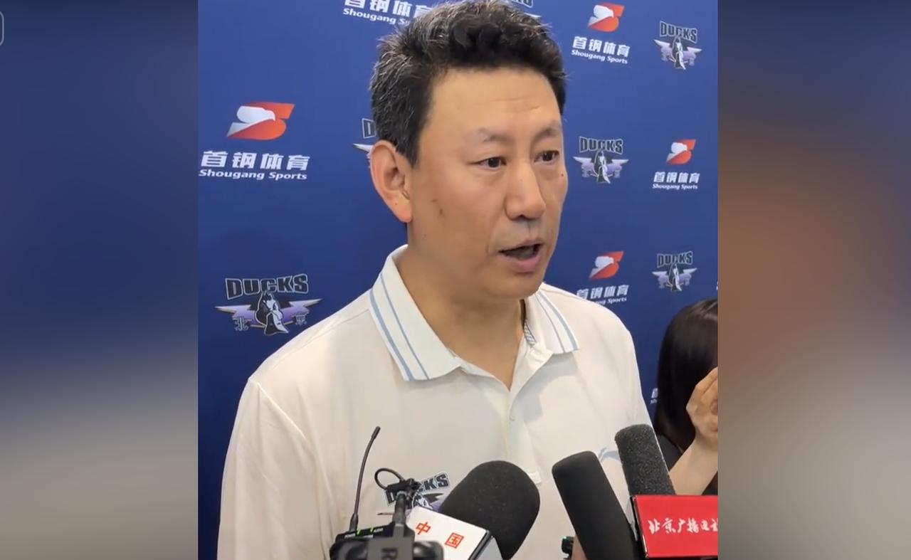 李楠很头痛！这句话放在北京男篮这个休赛期，不是说他手里没人，而是手里的牌已经