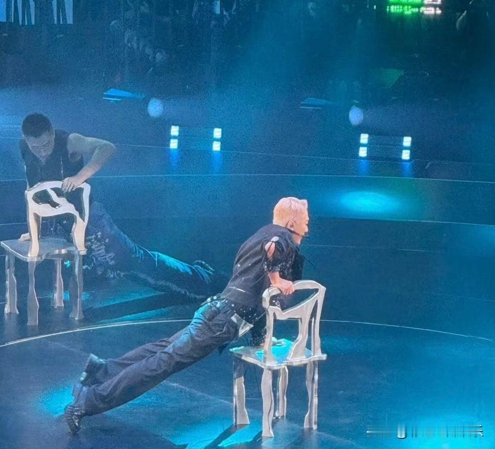 林峯在演唱会上日椅子，心疼椅子三秒钟，网友跪求林峯能不能体面的老去？林峯想表