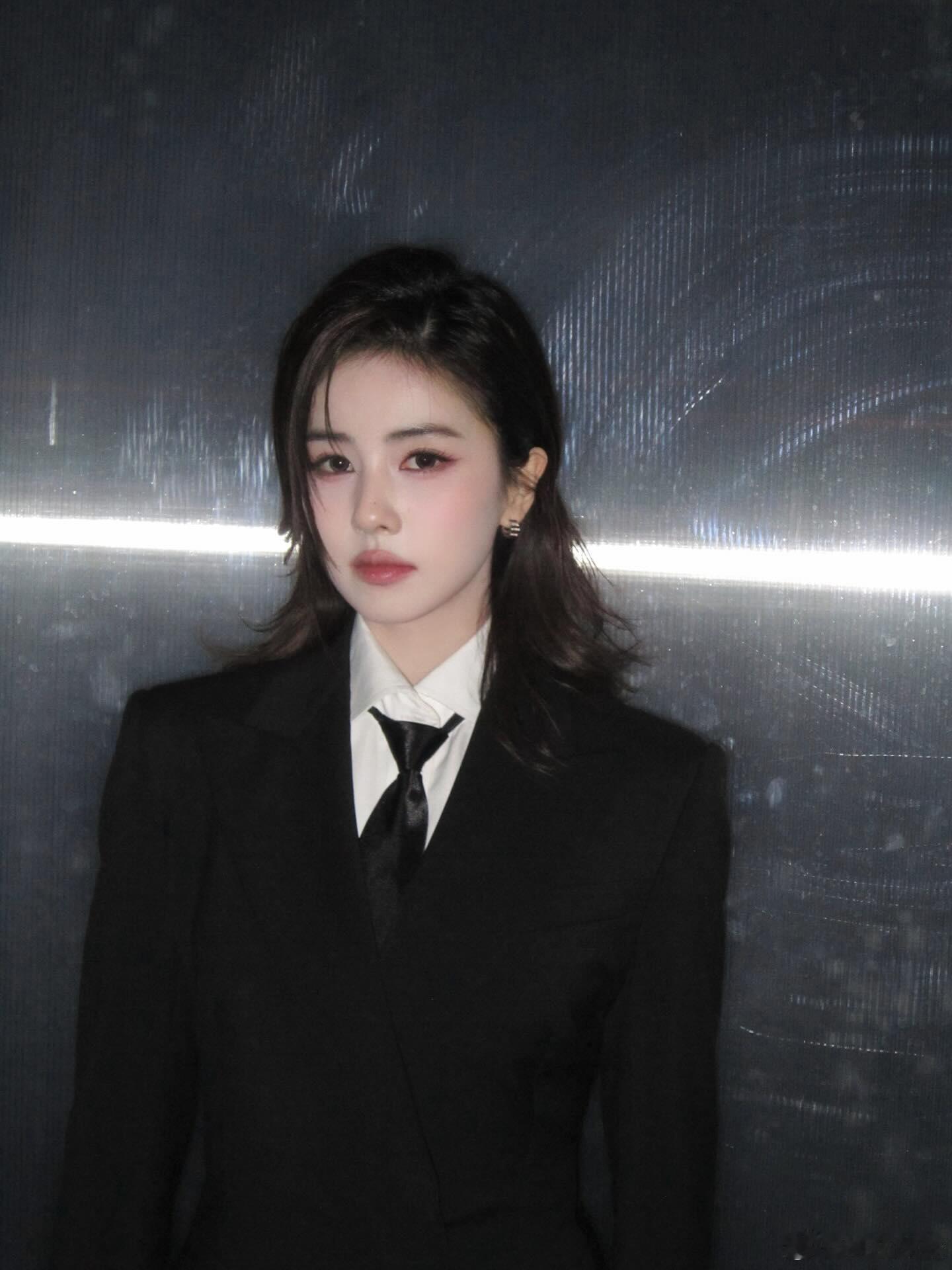 白鹿白鹿这组“西装杀”也太绝了！又A又飒，谁看了不迷糊啊！💥白鹿｜