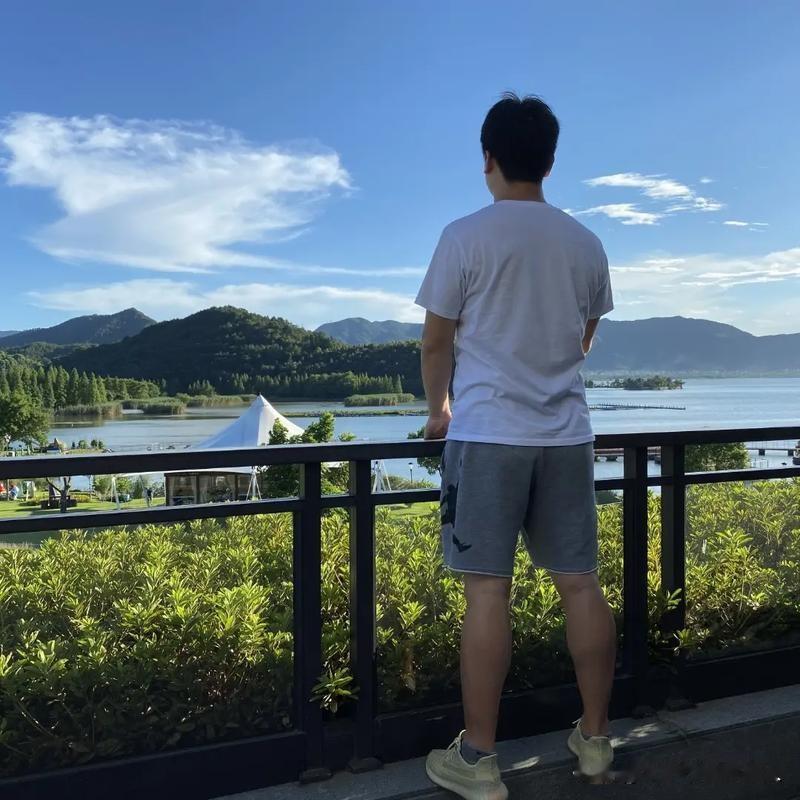45岁是道坎？有人硬扛老花不戴镜，有人花3万做手术被骂跟风“过了45岁，眼