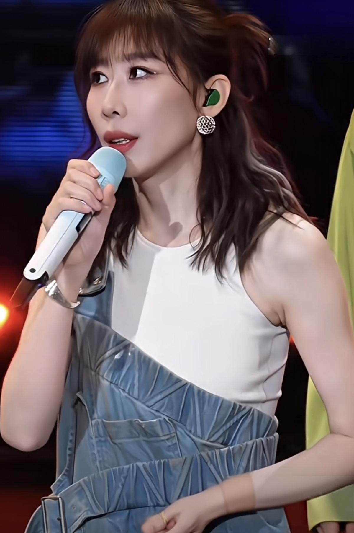 任素汐在北京的演唱会，黄牛票炒到了7000多元，很多人没票进不去看。任素汐说她知
