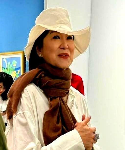 71岁林青霞，在豪宅里亲自打蟑螂。这事一下干到微博热搜第三，阅读量破2亿。