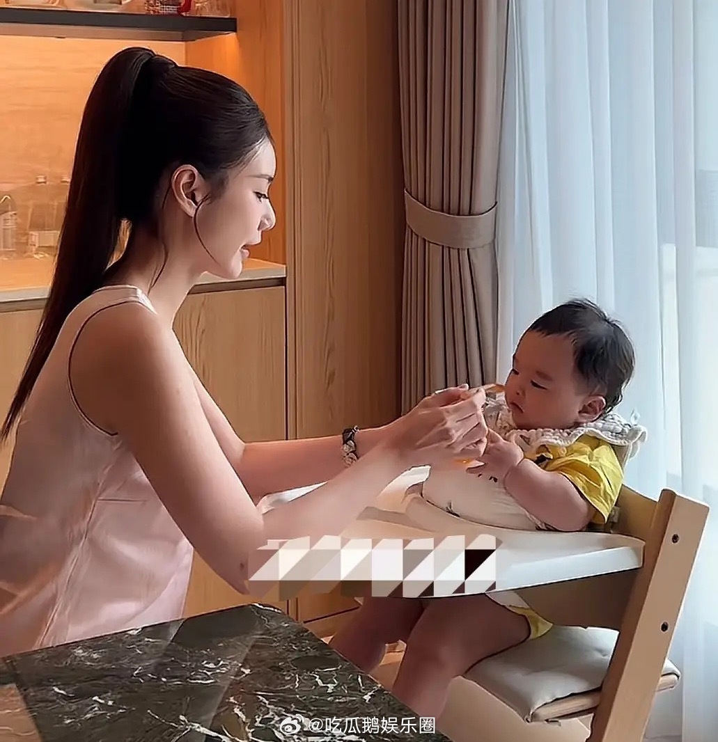 马筱梅儿子长得真快，6个多月汪吉辰开始尝试加辅食了，马筱梅给宝宝买了餐椅，自己亲