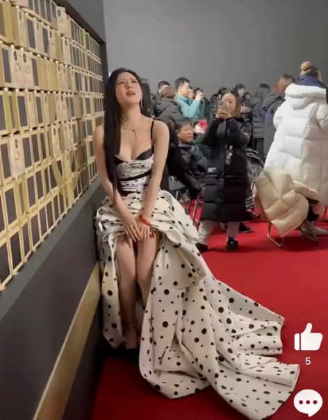 赵露思的小动作怎么这么多总给人一种上不了台面的感觉​​​