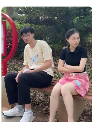 小伙去相亲，万万没想到对面坐着的，居然是自己中学时期的死对头。俩人刚碰面没聊两句
