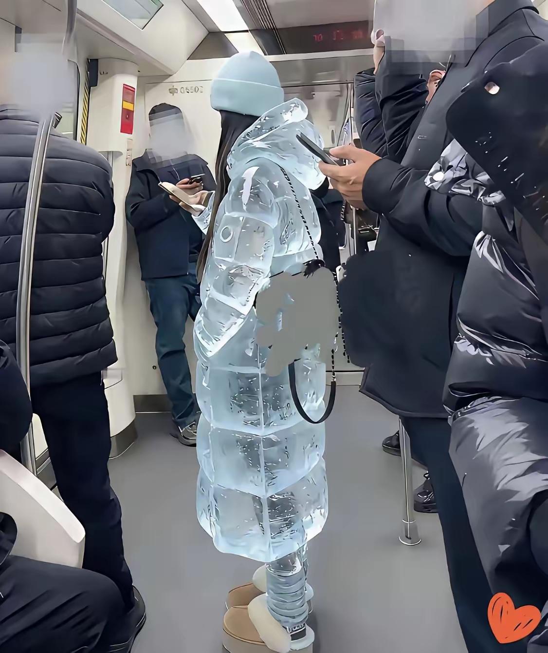 ❄️今日份地铁限定：行走的冰块本人。这降温buff叠满了，主打一个物理制冷，