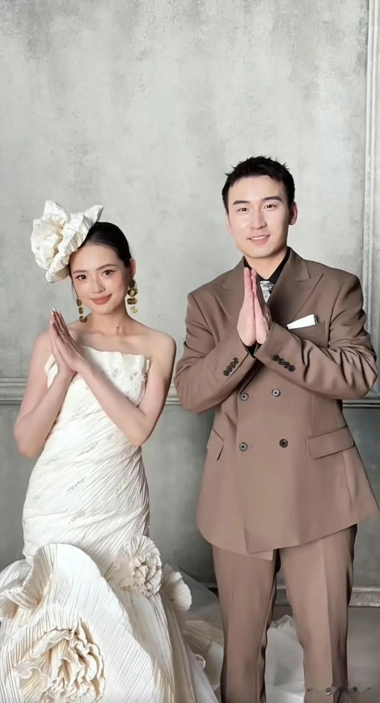 恭喜牛冠凯喜提婚纱照啦！新娘颜值超高，各种妆容风格都轻松驾驭，特别出彩。反观牛冠
