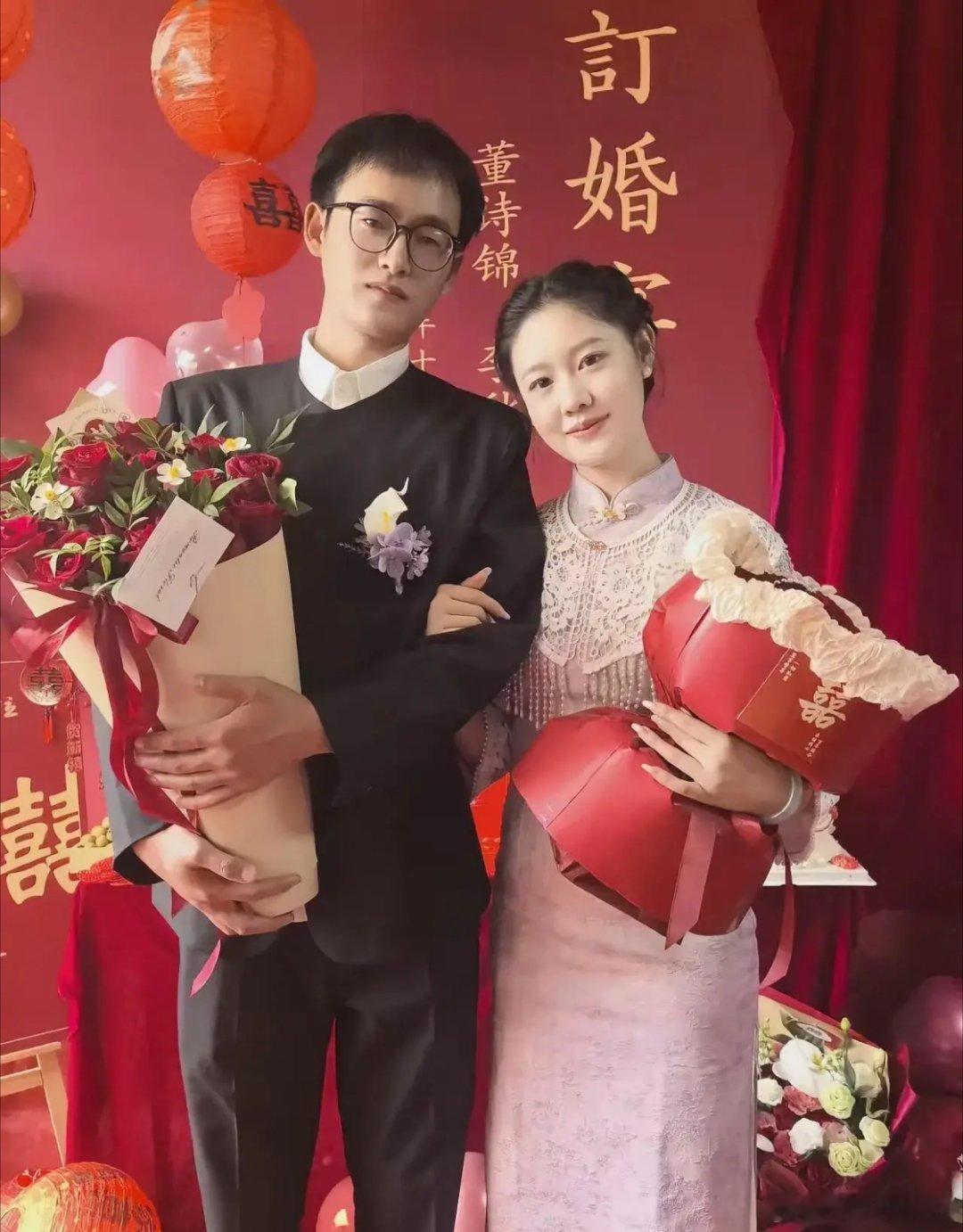就算已经订过婚，估计小伙子也不敢跟未婚妻同居吧？实话实说。