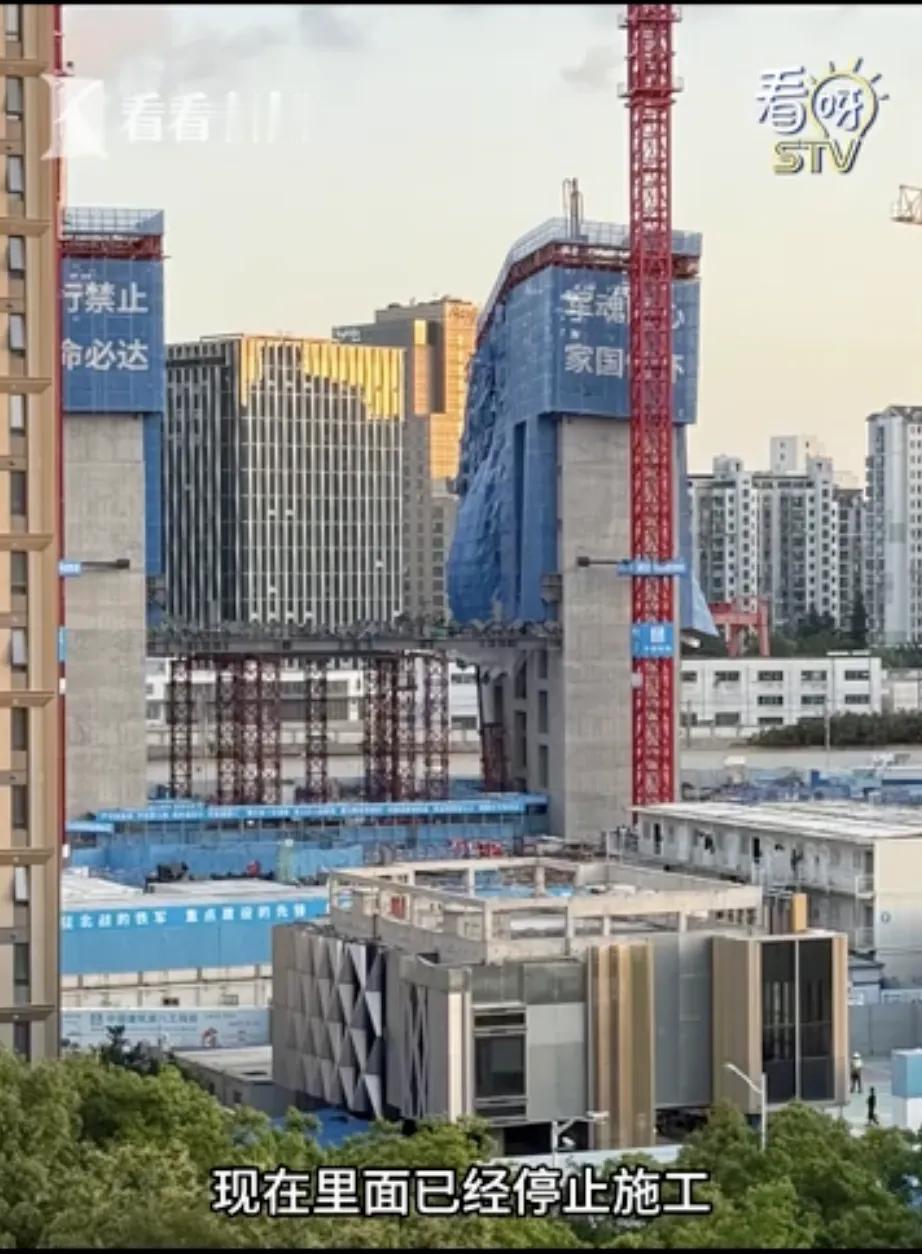 路过上海普陀，猛一抬头看见在建的京东大楼“歪”了，估计谁心里都得咯噔一下。这