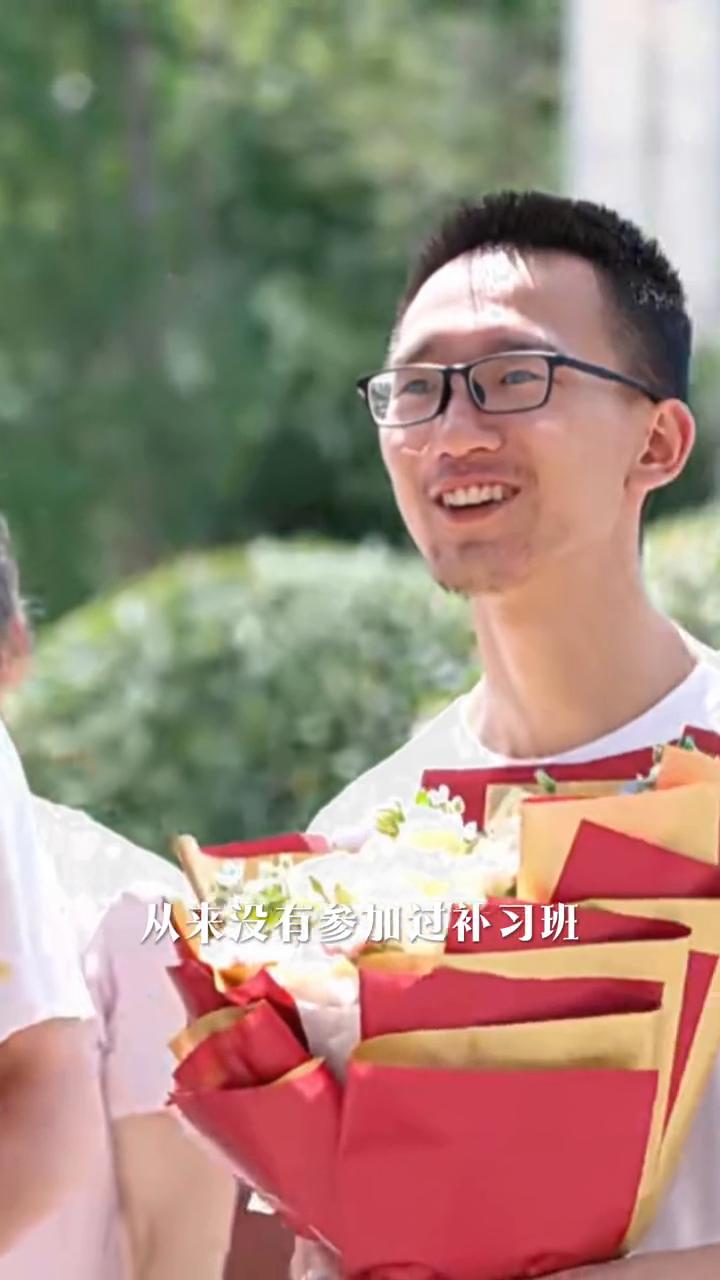 重庆已报清华北大学霸双胞胎首谈学习历程(经验)。首先，小学从来没有学过奥数。其