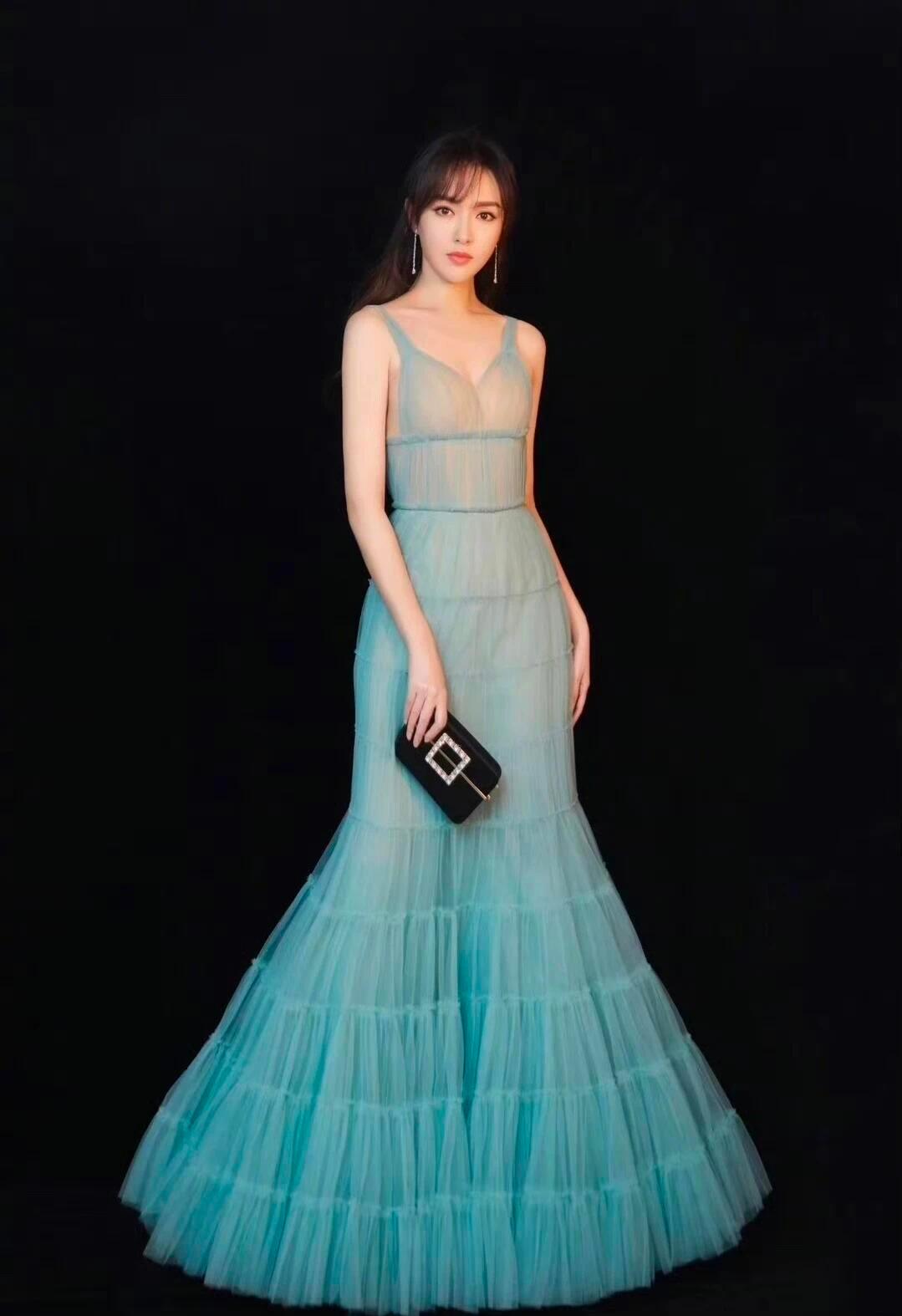 唐嫣薄纱裙好透，隐隐约约的性感，最难抵挡！