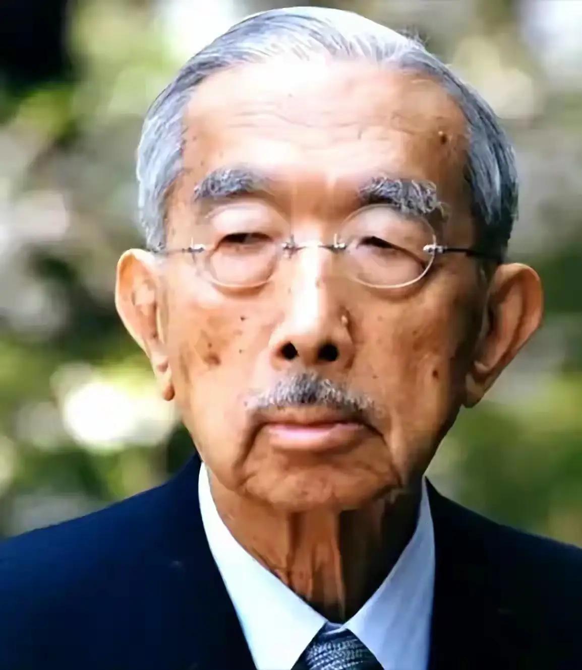 此人长相贼眉鼠眼，沾满千万国人鲜血，他，就是裕仁天皇，日本第124代天皇。单
