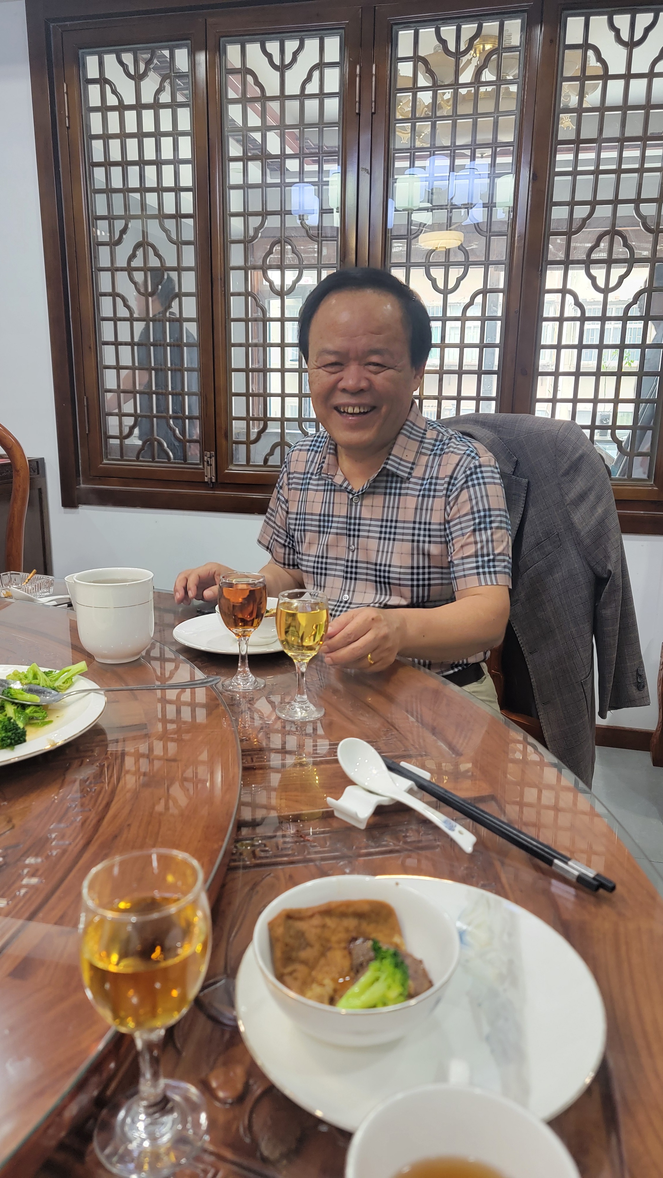 一眼识破“真假渴”：张仲景教你如何正确补水《伤寒论》中有一段看似简单却蕴含深意的