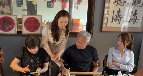各位大佬各过各的，马斯克带着儿子去探望老妈，黄仁勋与女助理在什刹海吃鲁菜。马斯