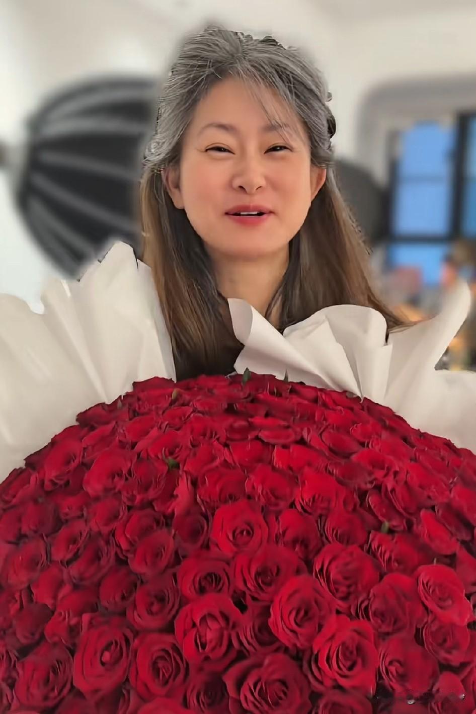 1.50的大个子，在七夕节收到了匿名巨大花束，姐妹把头发染黑从头开始，不要再纠结