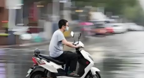 2023年，上海一男子被电瓶车撞伤住院，妻子没和他商量，独自和车主和解，拿了3万