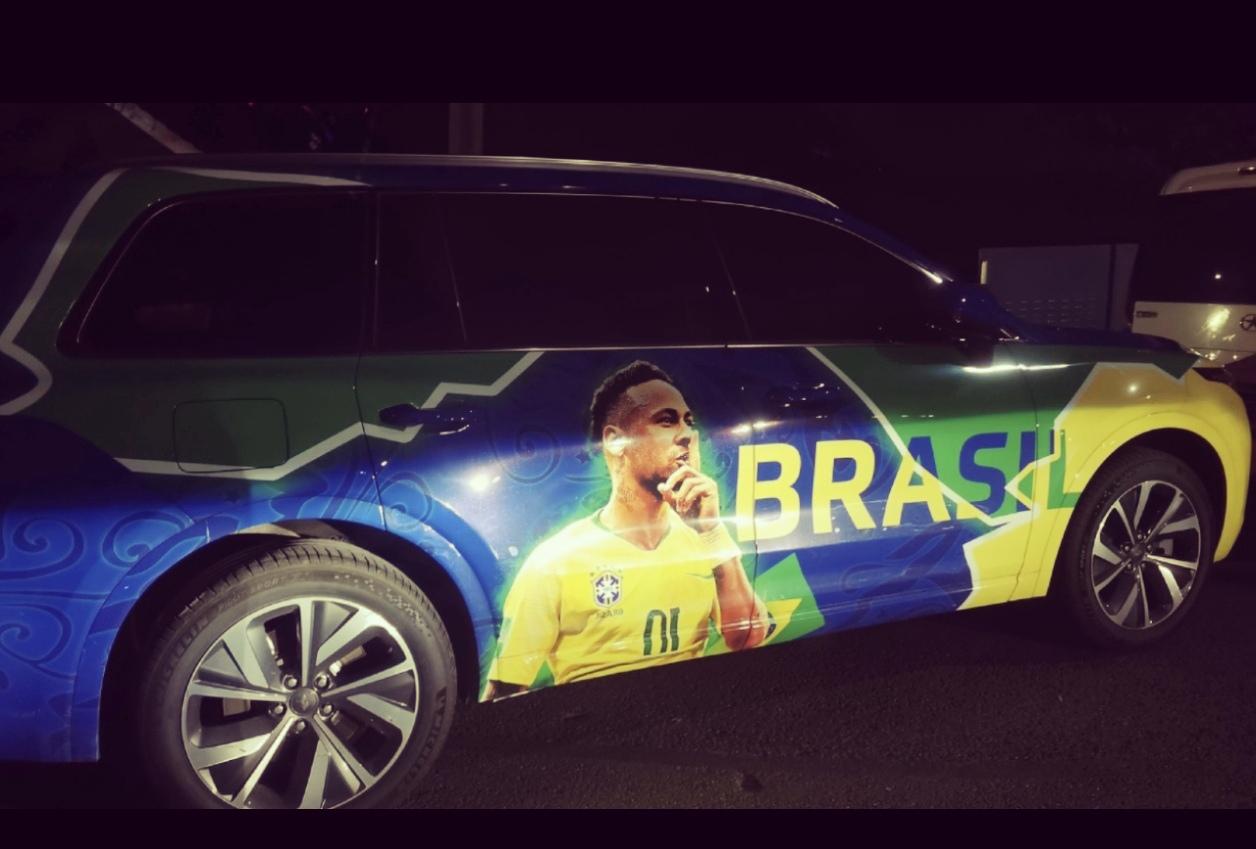 今天路过一家餐饮店的停车场，瞧见了这辆车，觉得十分特别，便把它拍了下来留作纪念。