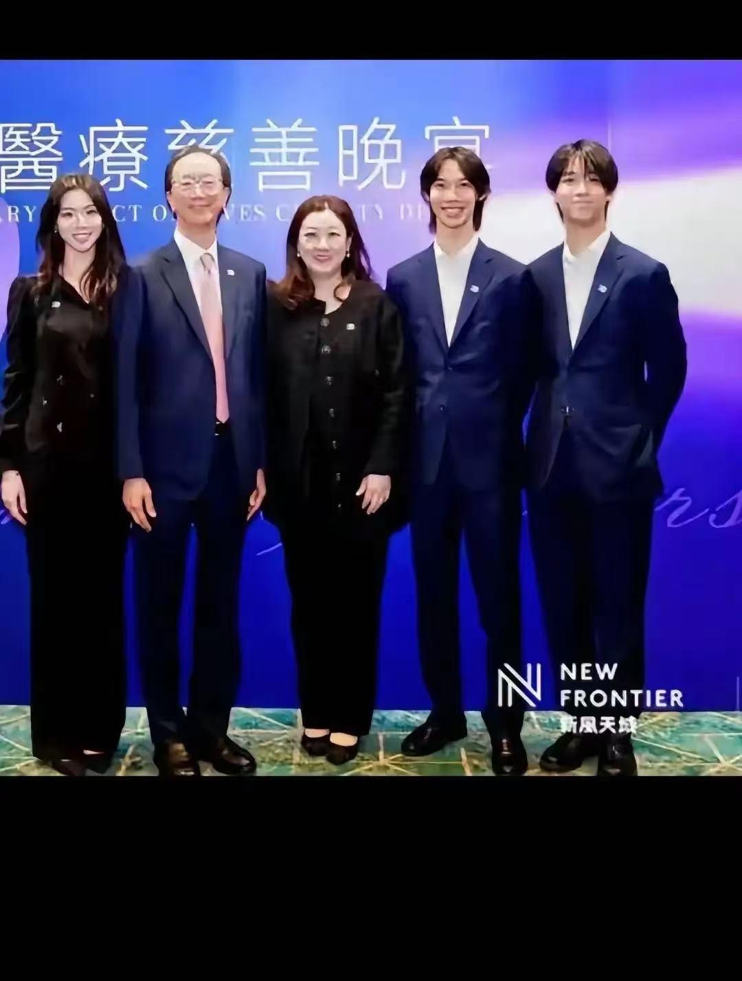 伏明霞最新全家福，老公仍是精瘦干练，三个孩子都已长大成人，都随了父亲的痩，又遗传