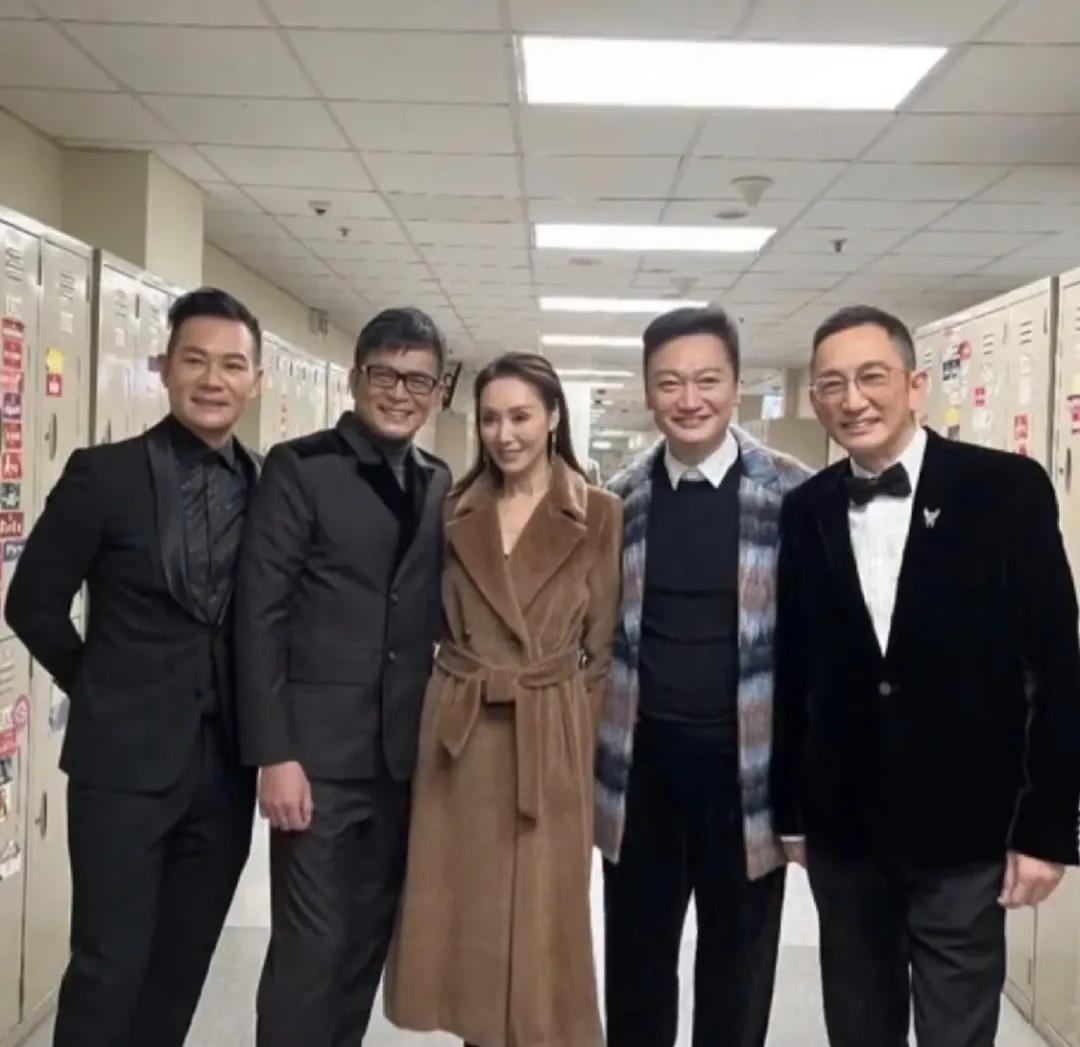 5星同框：我只认出了西装革履的吴启华，风采依旧的陶大宇，娇柔腰柳的郭可盈，左二文