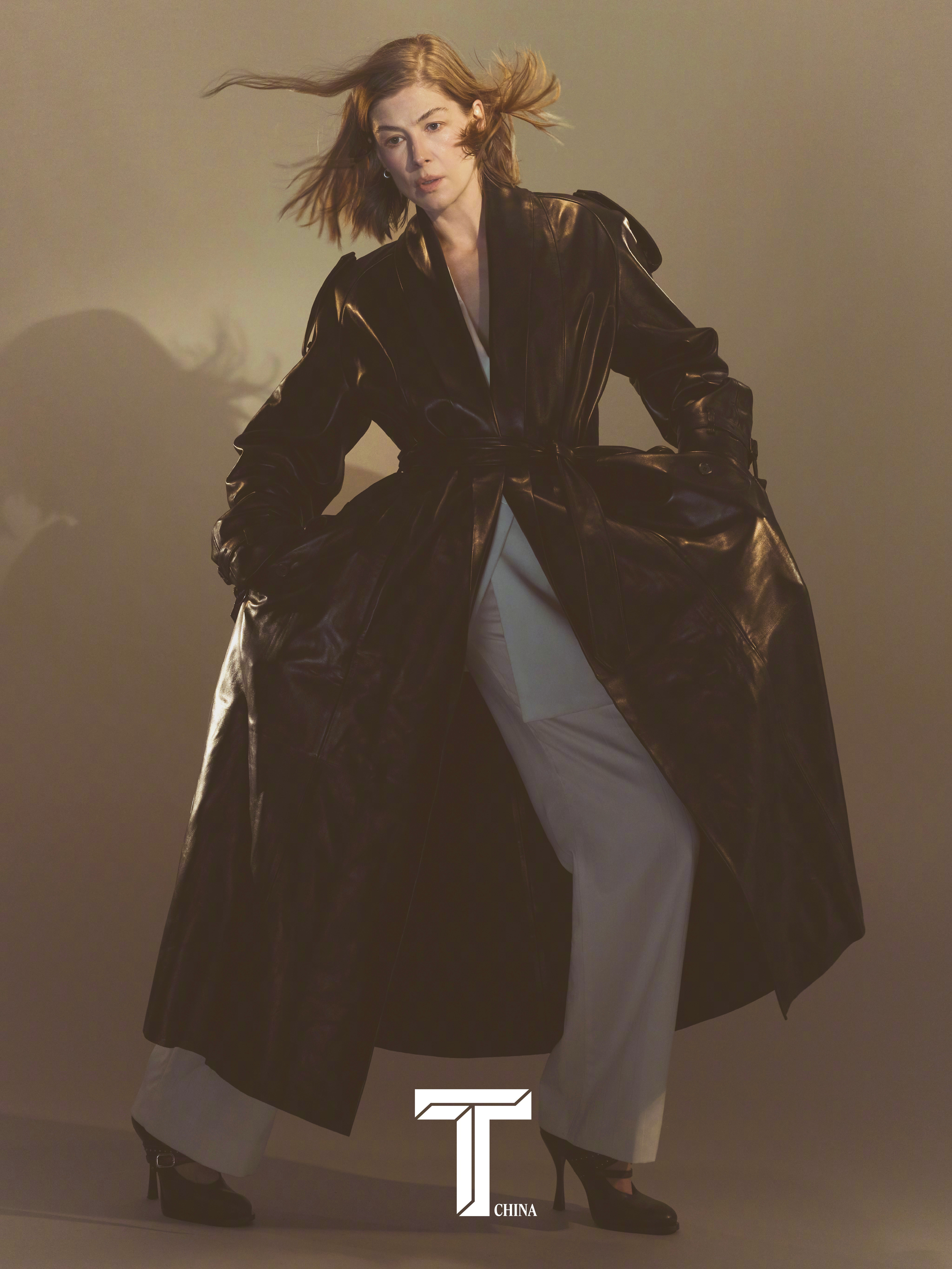 英国演员裴淳华RosamundPike身穿Burberry，登上《T》中