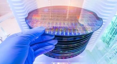 “光刻机不是哪个国家想造就能造的，美国都难产，中国更没戏！”“中国到底能不能造光