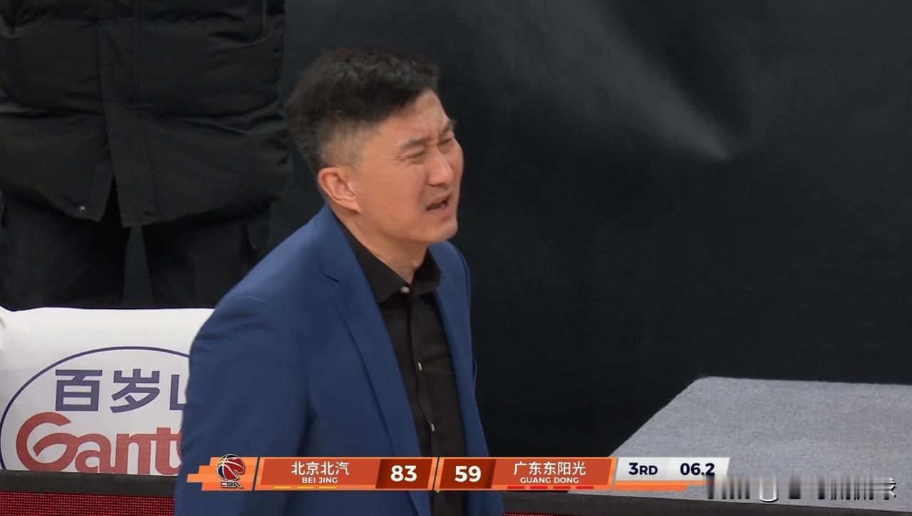 广东东阳光主帅杜峰真是怒火中烧！在今天广东东阳光客场挑战北京北汽的比赛中，当时比