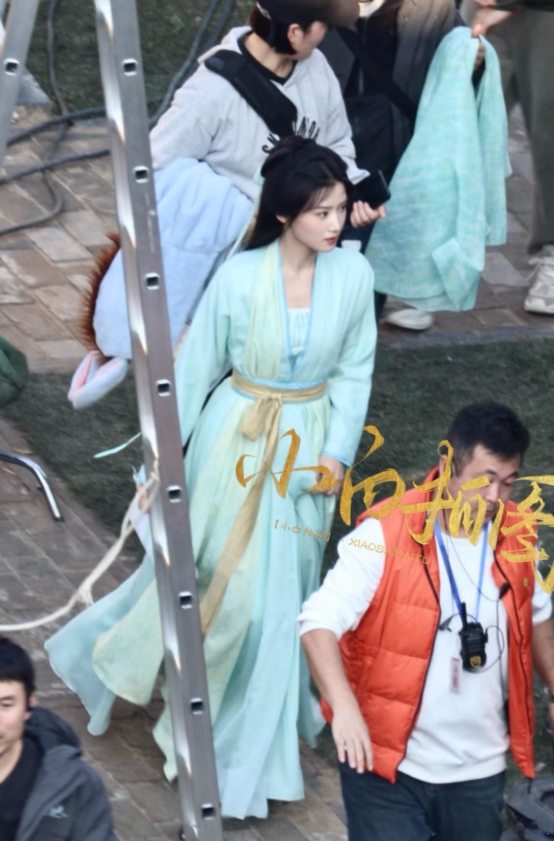 卢昱晓新剧第一天路透，这造型好落地宋制，大家觉得怎么样？