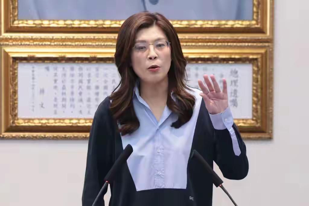自知2028无望，郑丽文接连放出重磅两岸表态！岛内民调数据显示