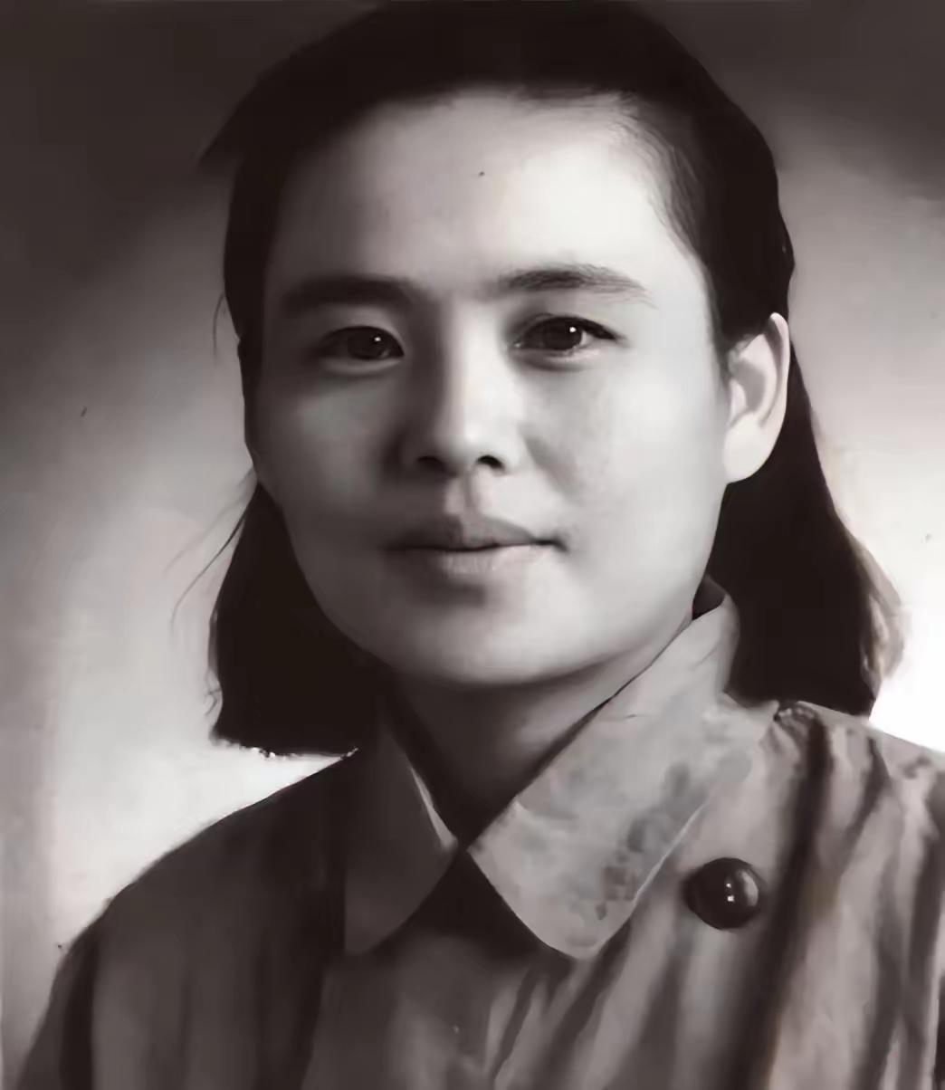 1943年秋，苏中某监狱。女医生林慧珍刚拿起手术刀，就认出台上的重伤犯是自家丈夫