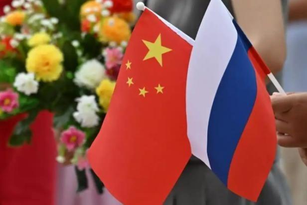 俄罗斯再这样被耗下去，会不会亡国？亡不亡国的，我不知道。但泽连斯基多撑一天，咱们