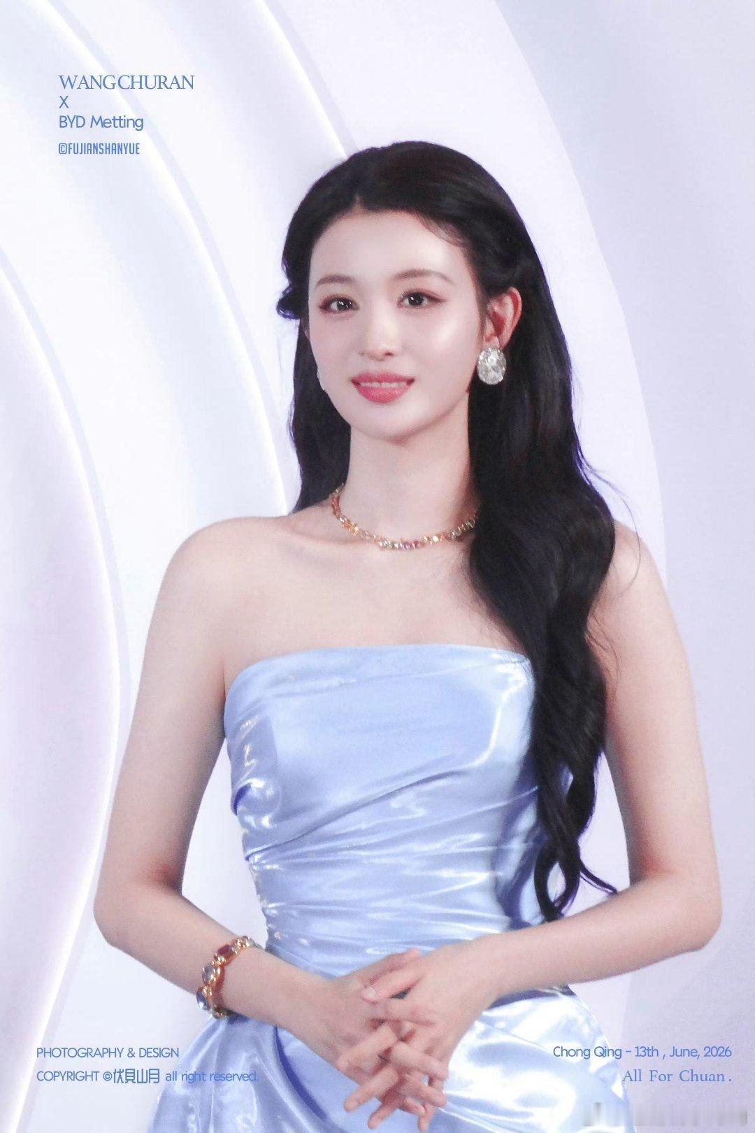 王楚然我是真的有点晕腿了彻底被王楚然这组职场造型惊艳，利落西装衬得身姿挺拔，半身