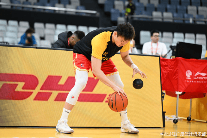 广厦男篮分享赛前热身图集: 本场比赛将在19: 35开打