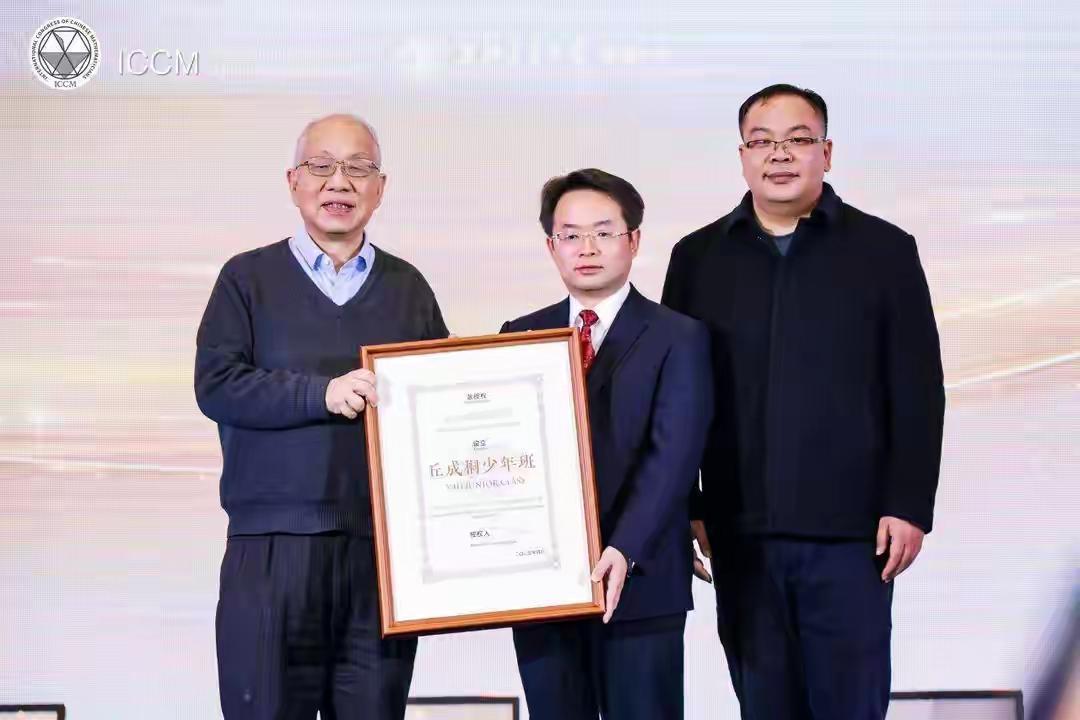 著名数学家丘成桐教授在著名的黄冈中学设立丘成桐少年数学班。该校著名校友袁新意刚刚