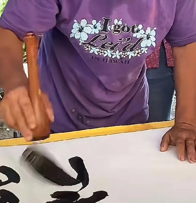 沈巍老师毛笔字写着，写着，笔头掉下来了，装上继续写:大毛笔是这么捏着写的这笔