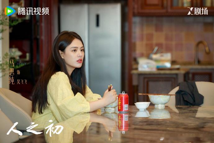 国产剧把后背发凉拍出来了看《人之初》里吴国豪在家庭聚会中，一边温和地和家人聊天，