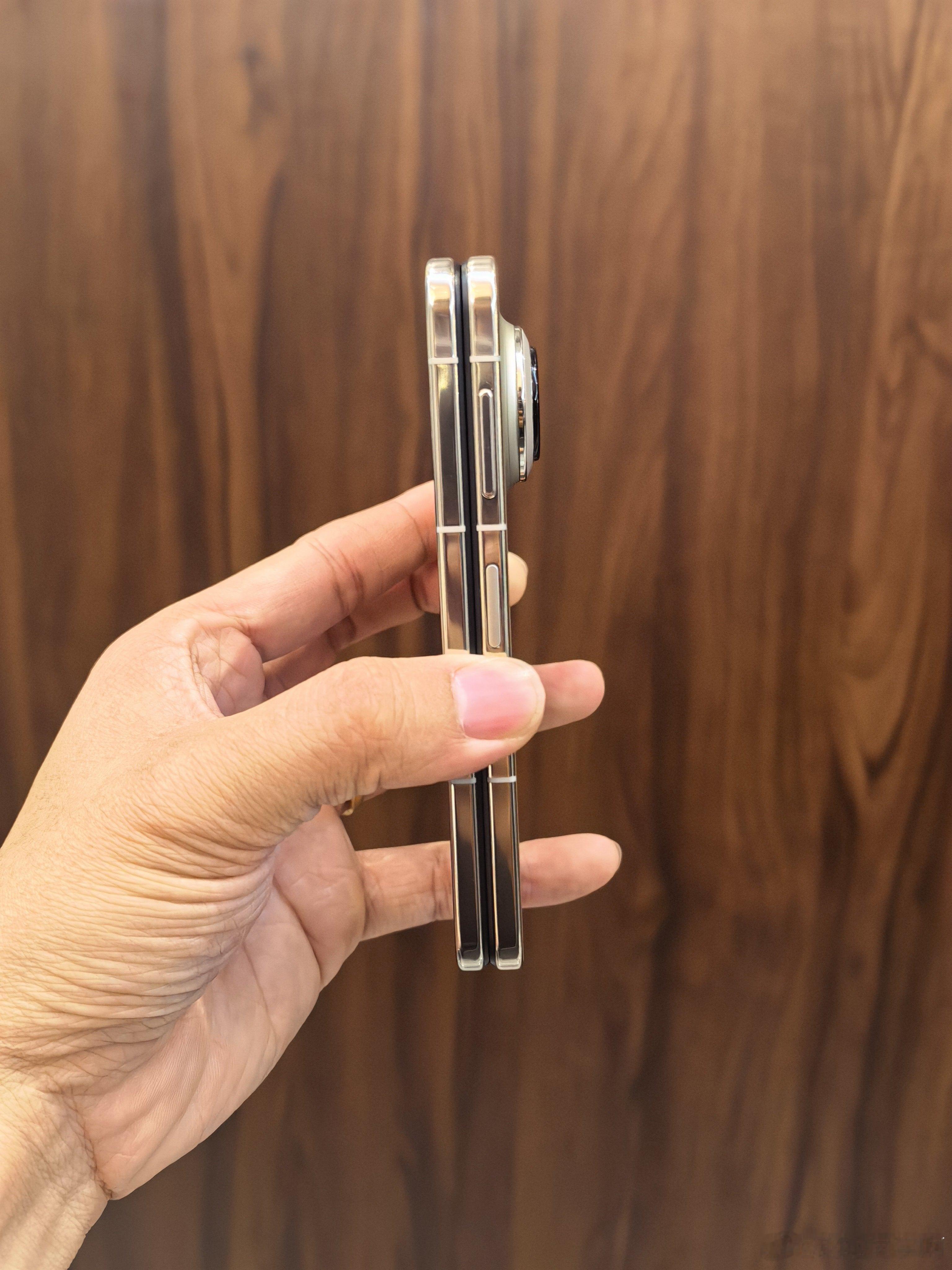 华为PuraXMax的手感比想象中的好而且这个比例的屏幕，第一感觉会很奇怪