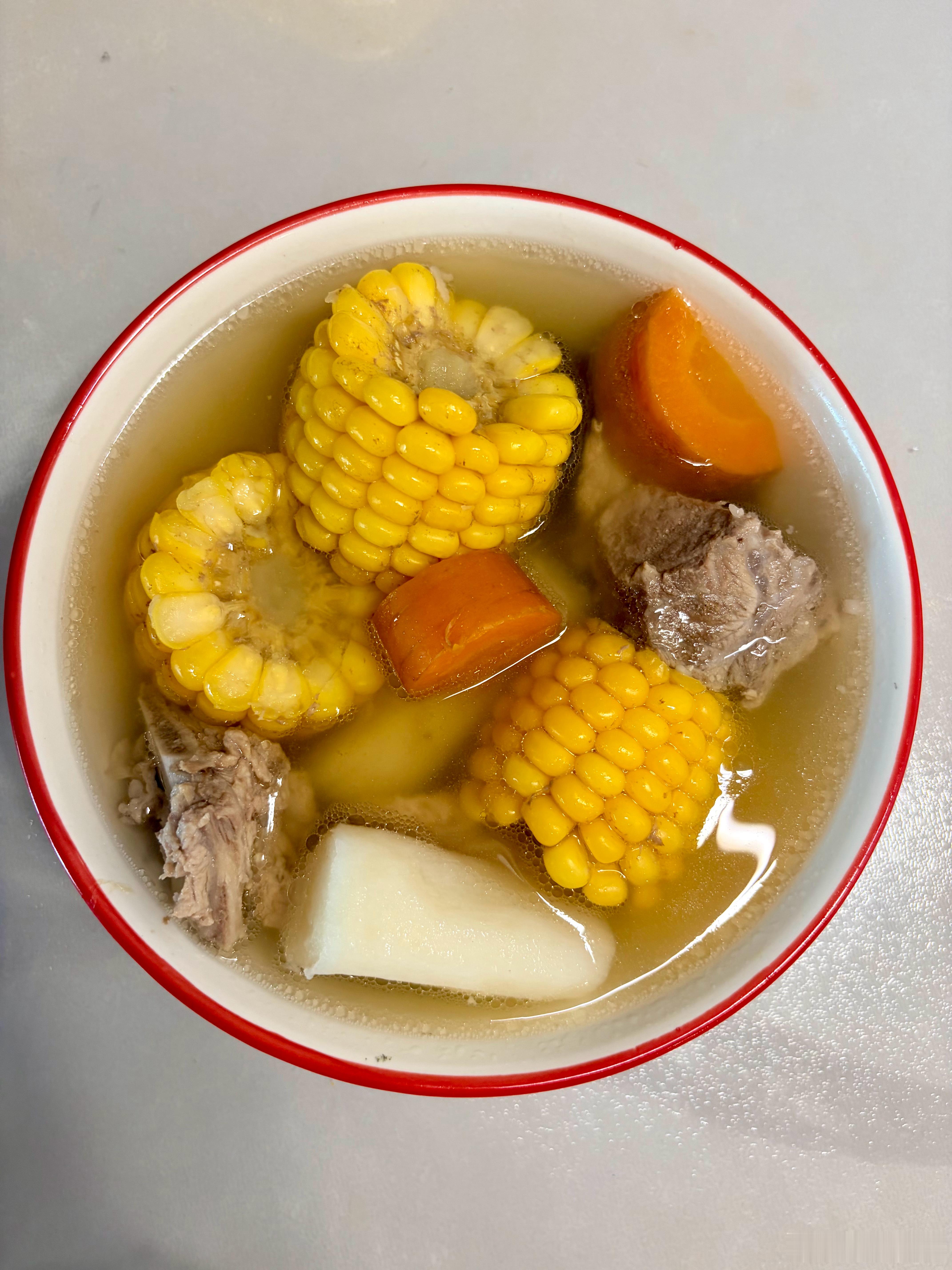 一早买了一些食材炖了一锅玉米排骨汤