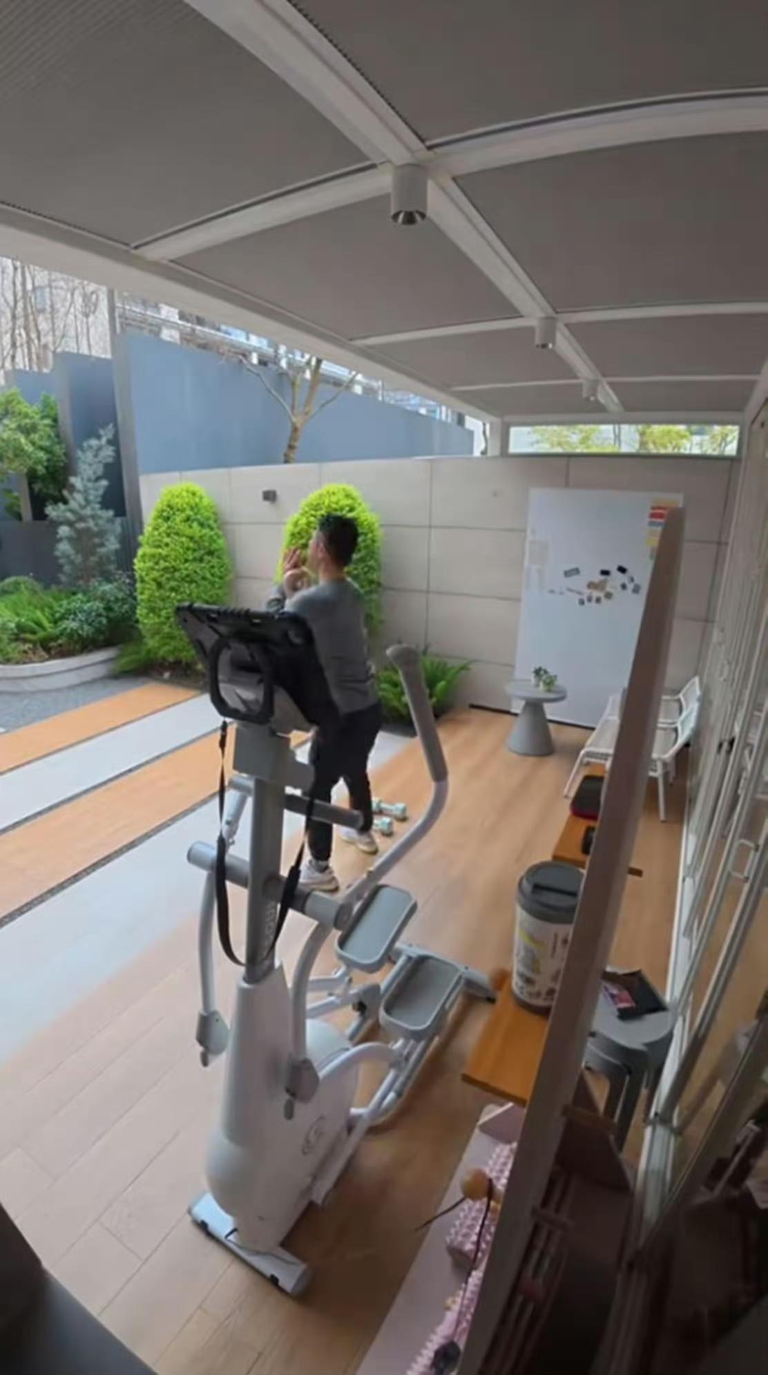 任重为孙骁骁庆生，俩人同吃一碗面，重庆住独栋大别墅，院子好大​​​