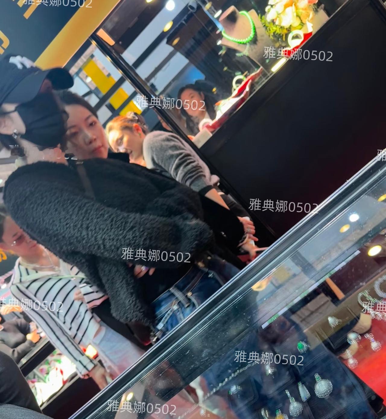 杨幂本人并没有网上夸的那么漂亮年轻和惊艳!在北京珠宝展上遇到她了，她本人除了瘦