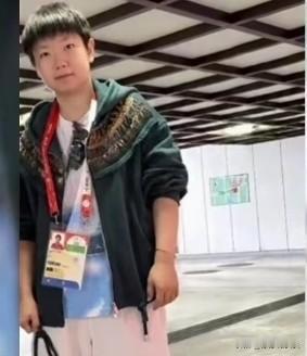 这张是最新的莎莎吗？照片中莎莎穿着一件绿色外套，领子部分很有特色，里面的T恤衫应