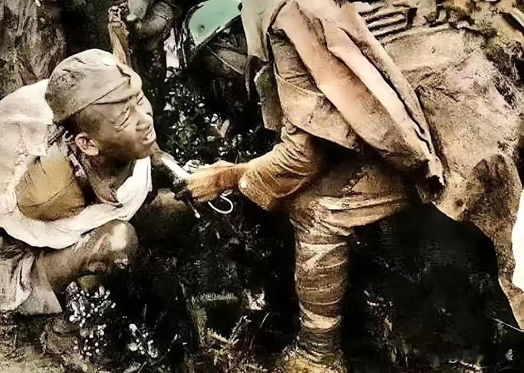 日本鬼子手拿一把尖刀，正在拷问一个被俘的人员，日本鬼子是非常残忍的，感觉它手中的