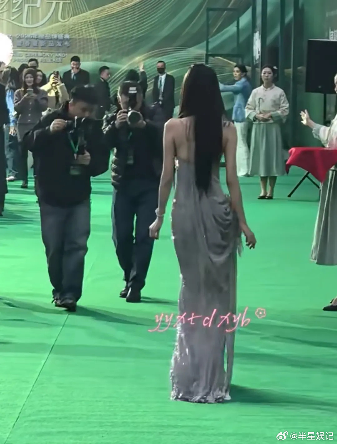 这种背影在人群中属于一眼看到的大美女吗