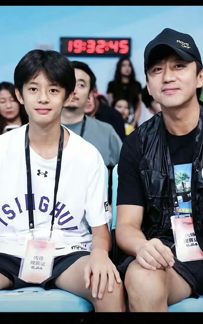 邓超在儿子的颜值里起破坏作用看了14岁等等的照片真的感慨基因的神奇，五官和轮廓