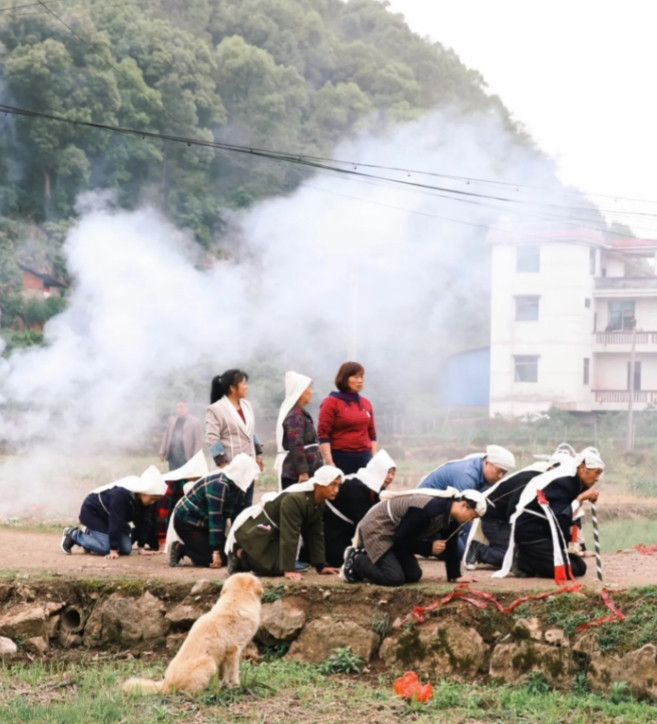 老伴上月突然走了，留给了我260万的存款，儿子女儿都不知道，我给他们说只有60万