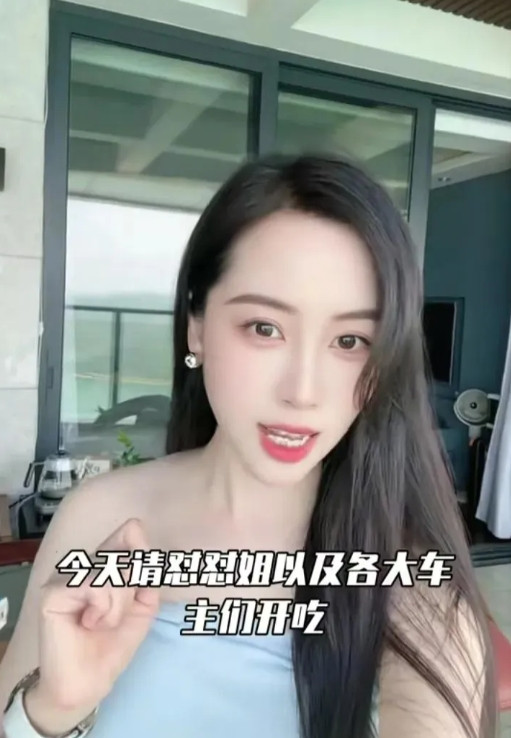 鸿蒙智行的车主真豪气！这不，6月3日，趁着粤港澳大湾区车展，一个深圳美女车主包下