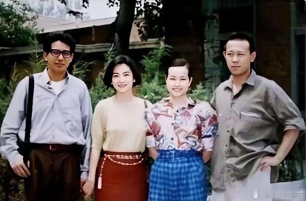 这是1990年，姜文、刘晓庆、林青霞和秦汉的合影，四人中最年轻的姜文仅二十七岁，