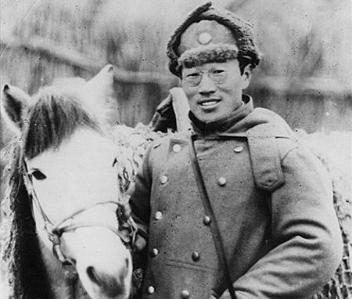 1942年，万毅被捕，蒋介石下令杀了他，万毅知道后，趁看守不注意，翻墙逃走了，谁