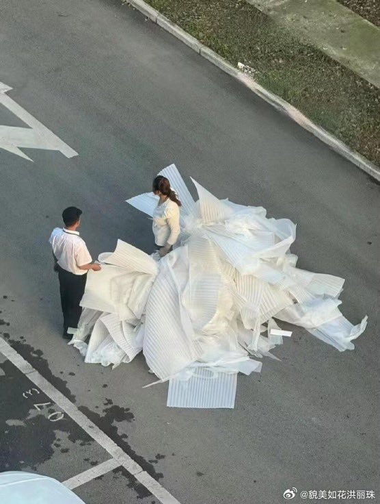 远看巨型婚纱，近看全是泡沫