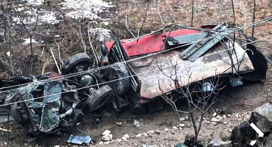 太惨了：印军装甲车冲下悬崖，死伤数十人，莫迪又发文哀悼综合印度多家媒体报道，